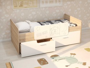 Кровать Умка дуб сонома с белыми ящиками и ограничителем в Кушве - kushva.magazinmebel.ru | фото - изображение 1